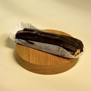 Эклер шоколадный