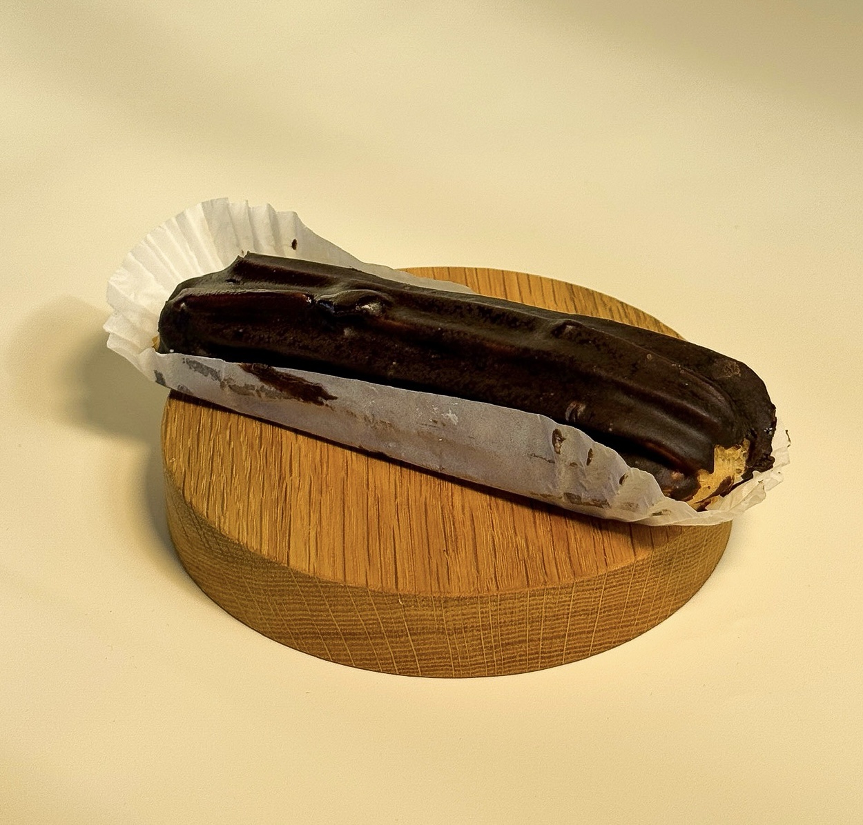 Эклер шоколадный